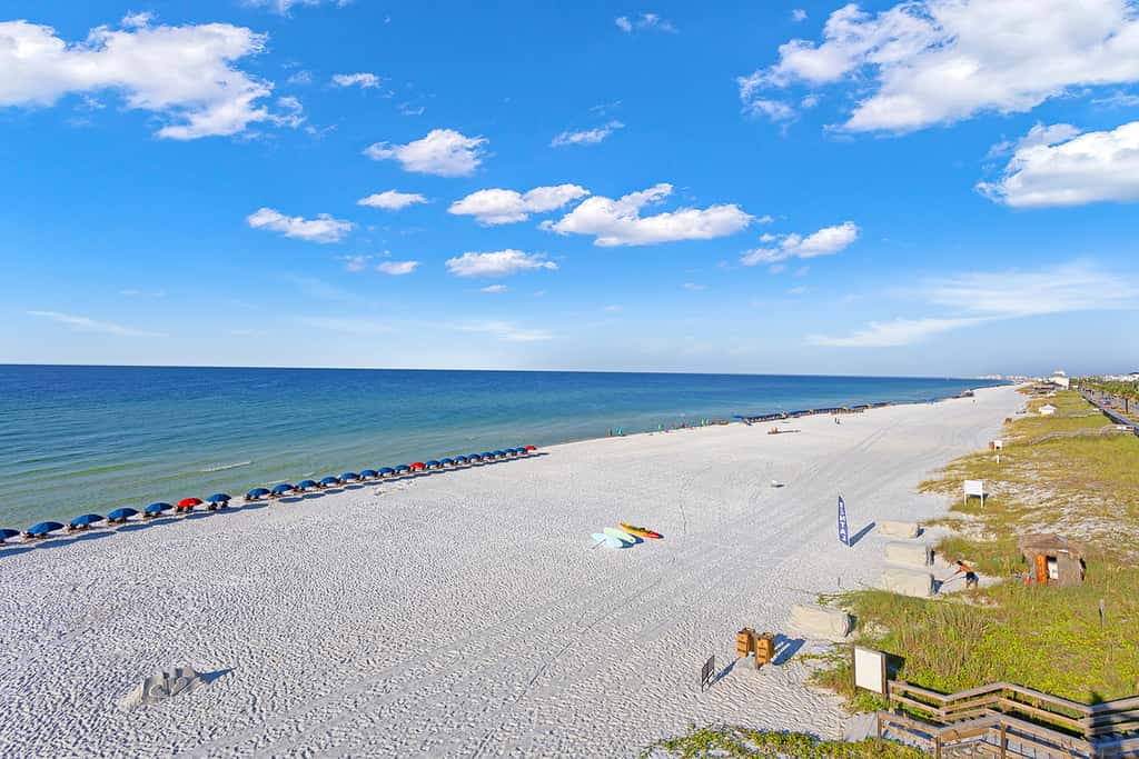 Gulf-front studio with gorgeous views, shared pool & hot tub, central AC, WiFi