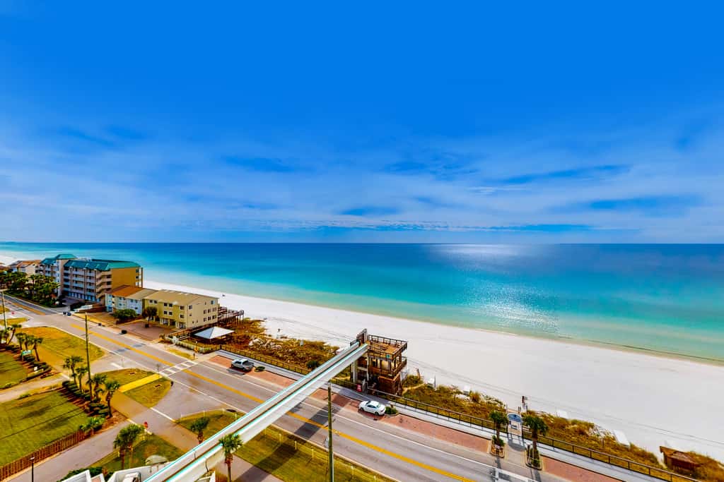 Gulf-front studio with gorgeous views, shared pool & hot tub, central AC, WiFi