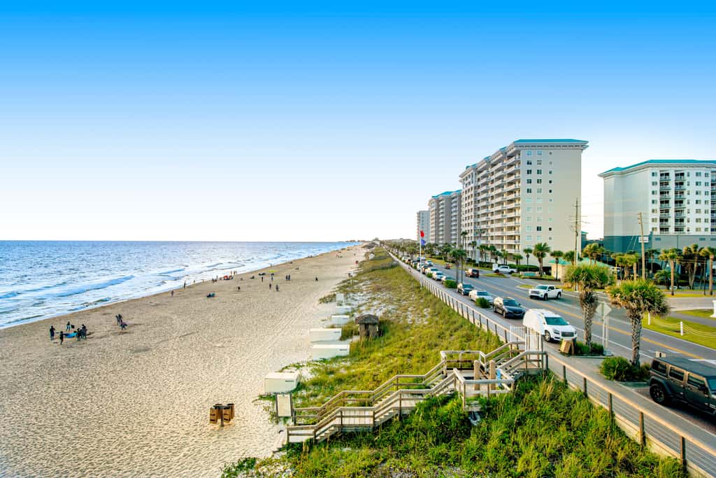 Gulf-front studio with gorgeous views, shared pool & hot tub, central AC, WiFi