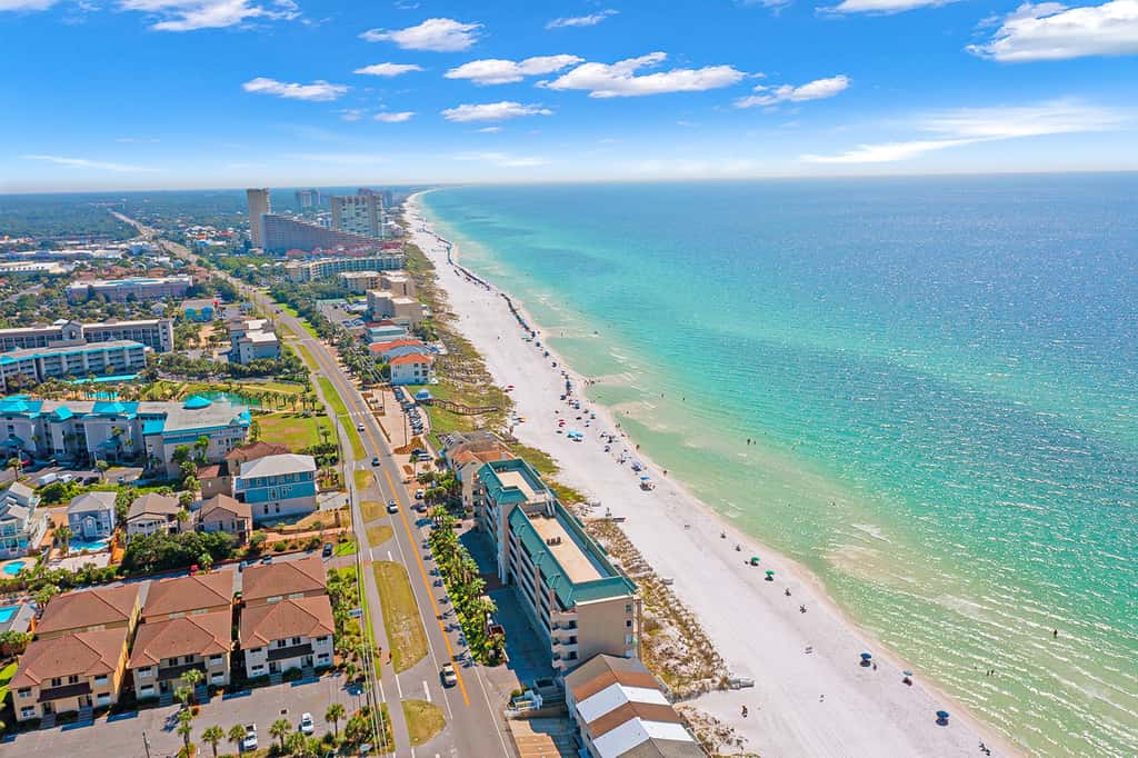 Gulf-front studio with gorgeous views, shared pool & hot tub, central AC, WiFi