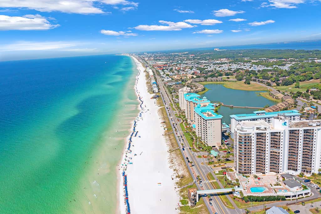 Gulf-front studio with gorgeous views, shared pool & hot tub, central AC, WiFi