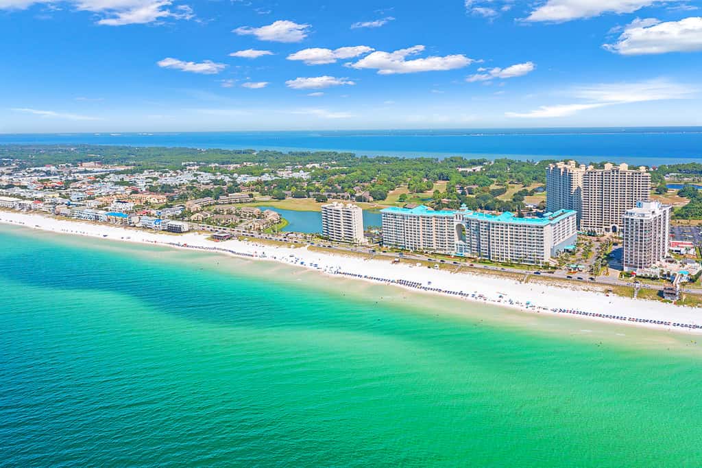 Gulf-front studio with gorgeous views, shared pool & hot tub, central AC, WiFi