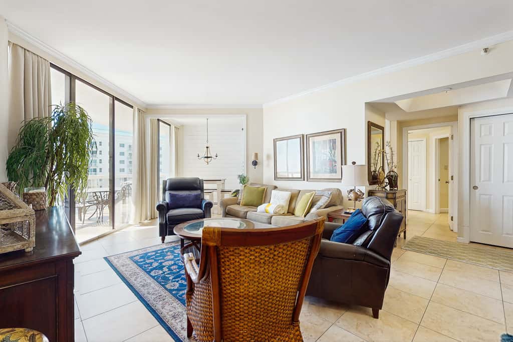 Cozy escape with Gulf views from balcony, pool, hot tub & WD - access to beach