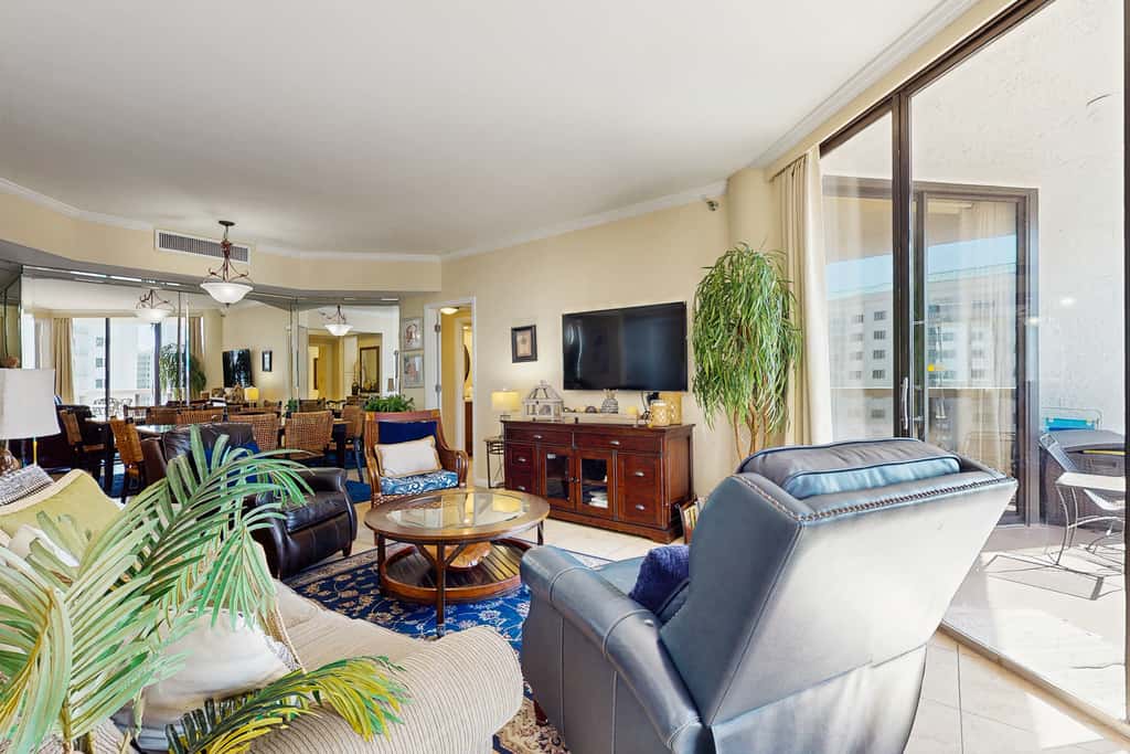 Cozy escape with Gulf views from balcony, pool, hot tub & WD - access to beach