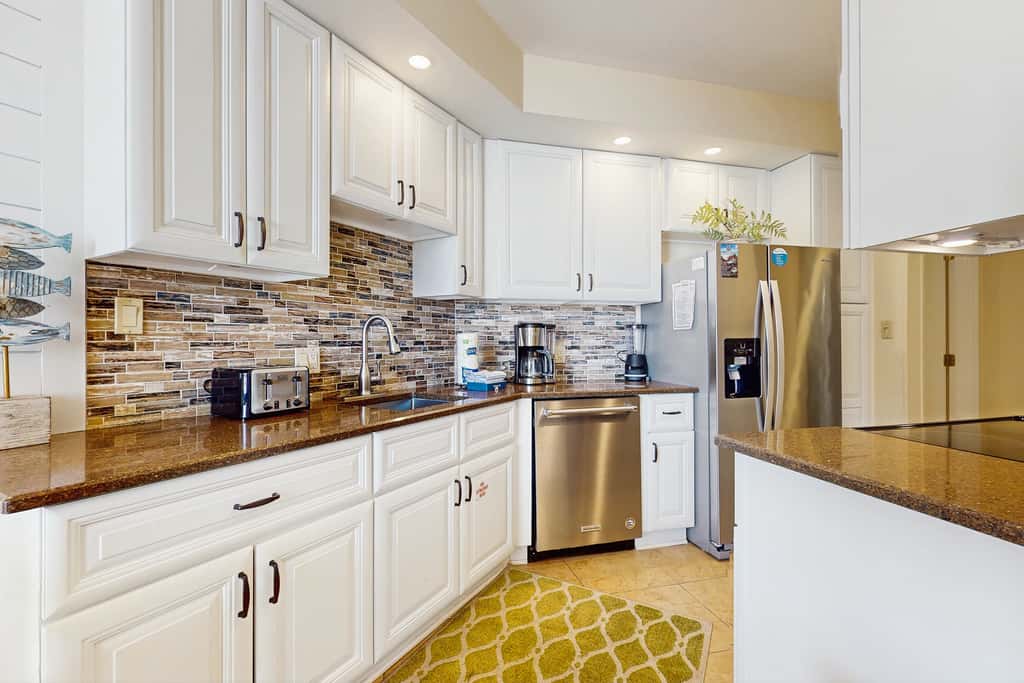 Cozy escape with Gulf views from balcony, pool, hot tub & WD - access to beach