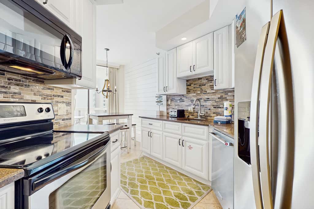 Cozy escape with Gulf views from balcony, pool, hot tub & WD - access to beach