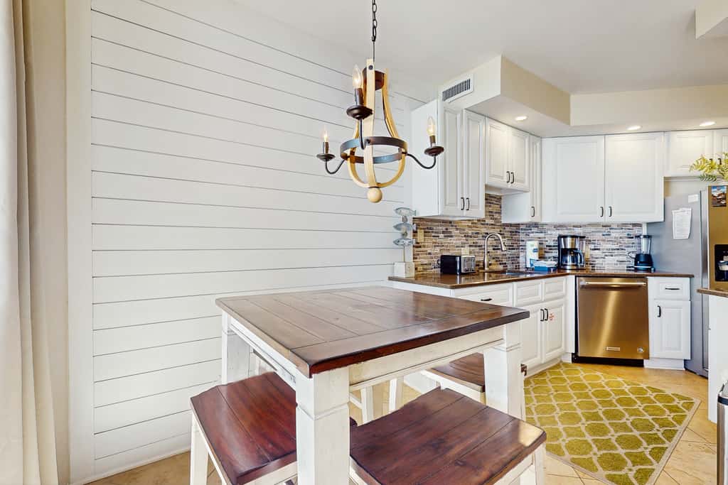 Cozy escape with Gulf views from balcony, pool, hot tub & WD - access to beach