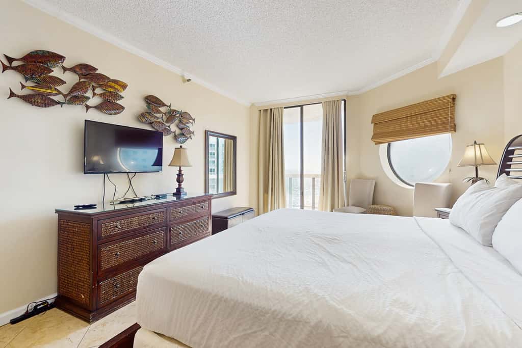 Cozy escape with Gulf views from balcony, pool, hot tub & WD - access to beach