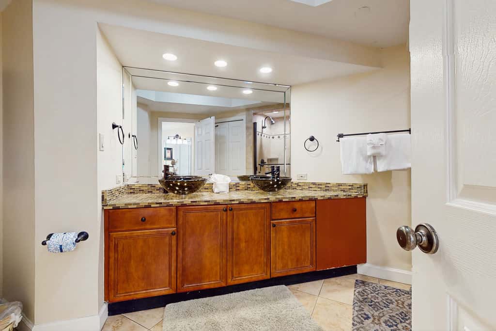 Cozy escape with Gulf views from balcony, pool, hot tub & WD - access to beach