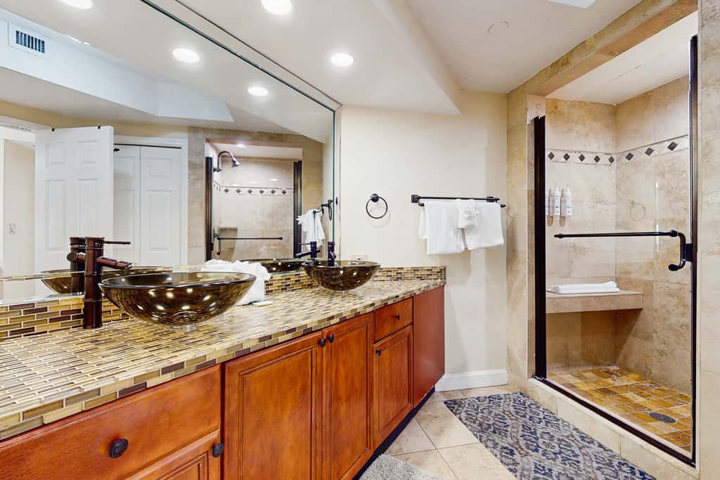 Cozy escape with Gulf views from balcony, pool, hot tub & WD - access to beach