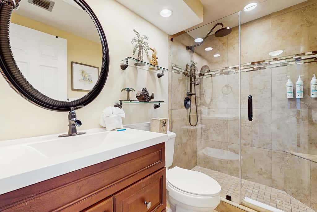 Cozy escape with Gulf views from balcony, pool, hot tub & WD - access to beach