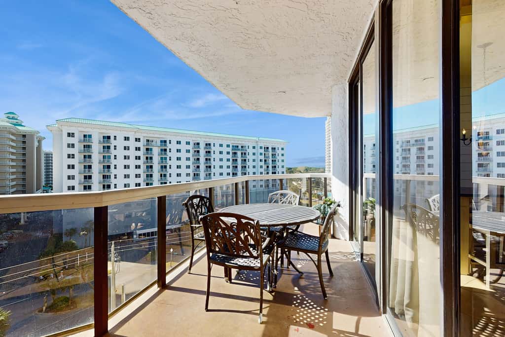 Cozy escape with Gulf views from balcony, pool, hot tub & WD - access to beach