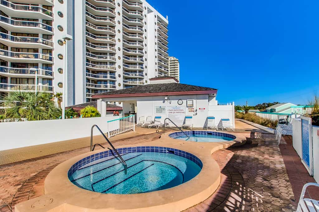 Cozy escape with Gulf views from balcony, pool, hot tub & WD - access to beach