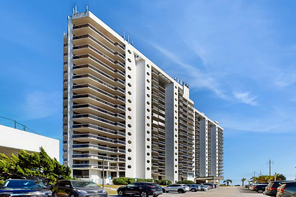 Cozy escape with Gulf views from balcony, pool, hot tub & WD - access to beach