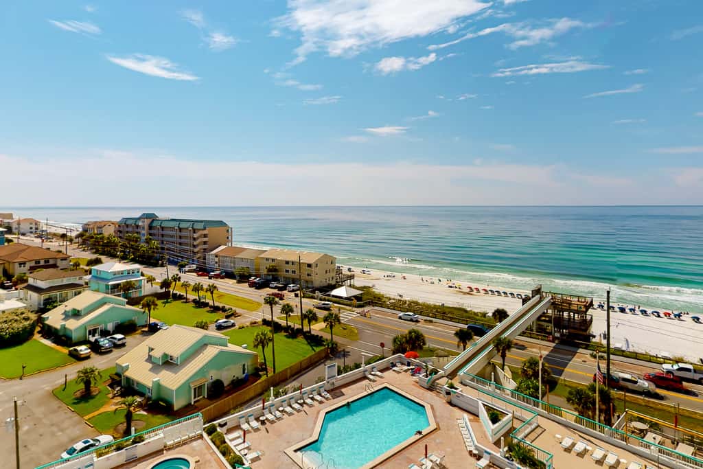 Cozy escape with Gulf views from balcony, pool, hot tub & WD - access to beach