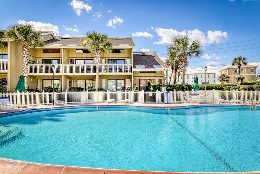 Dog-friendly condo with WiFi & AC, resort pools & relaxing balcony