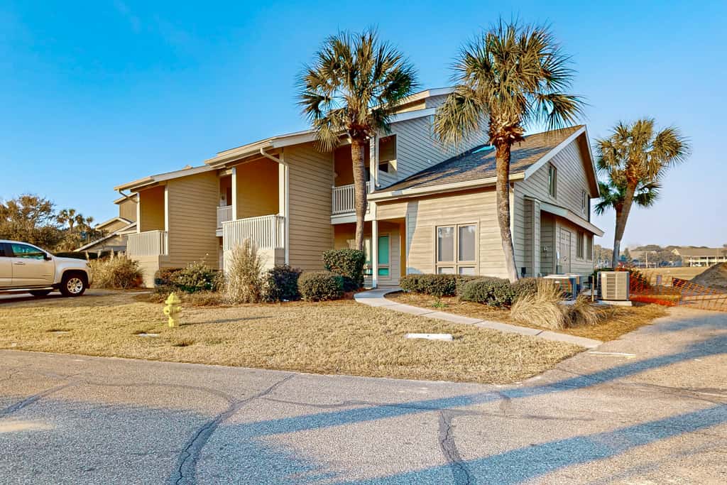 Dog-friendly condo with WiFi & AC, resort pools & relaxing balcony