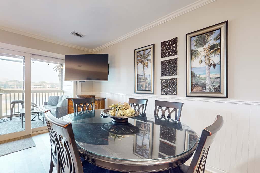 Dog-friendly condo with WiFi & AC, resort pools & relaxing balcony