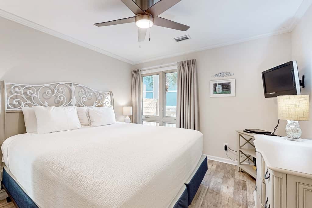 Dog-friendly condo with WiFi & AC, resort pools & relaxing balcony
