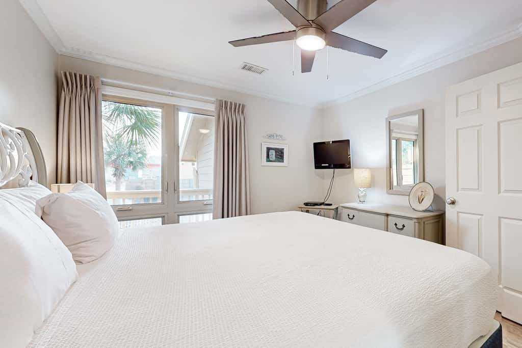 Dog-friendly condo with WiFi & AC, resort pools & relaxing balcony