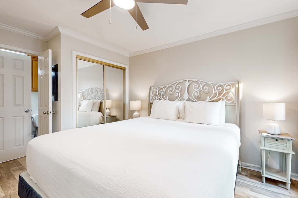 Dog-friendly condo with WiFi & AC, resort pools & relaxing balcony