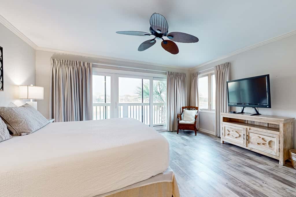 Dog-friendly condo with WiFi & AC, resort pools & relaxing balcony