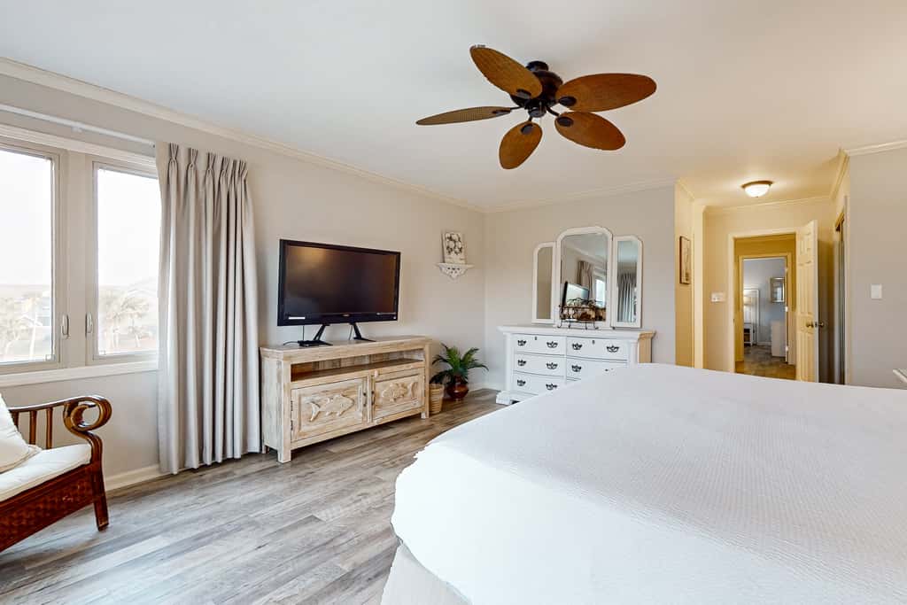 Dog-friendly condo with WiFi & AC, resort pools & relaxing balcony