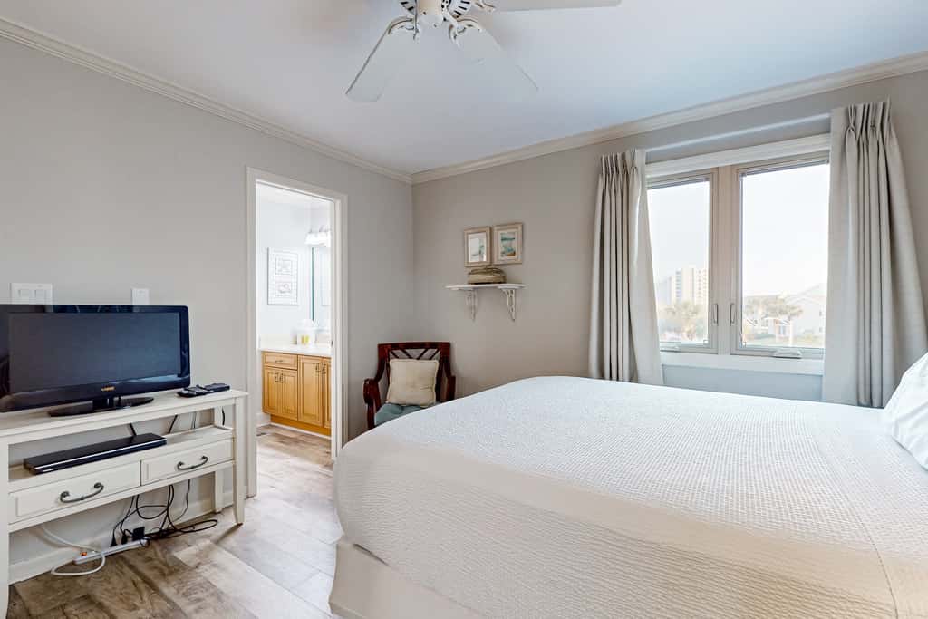 Dog-friendly condo with WiFi & AC, resort pools & relaxing balcony
