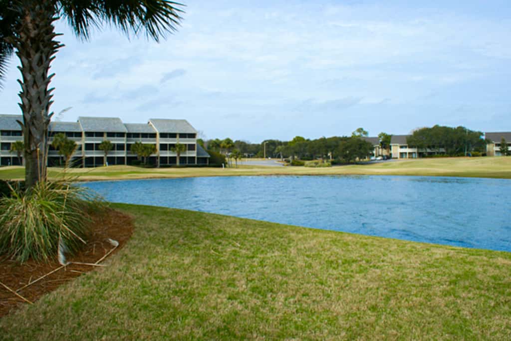 Dog-friendly condo with WiFi & AC, resort pools & relaxing balcony