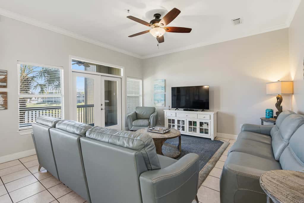 Lakefront condo with pool, pickleball, golf & private beach access