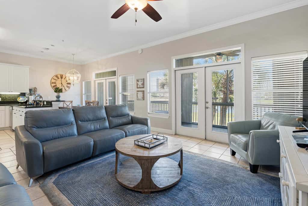 Lakefront condo with pool, pickleball, golf & private beach access