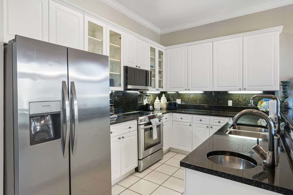 Lakefront condo with pool, pickleball, golf & private beach access