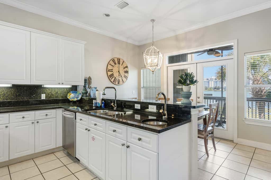 Lakefront condo with pool, pickleball, golf & private beach access