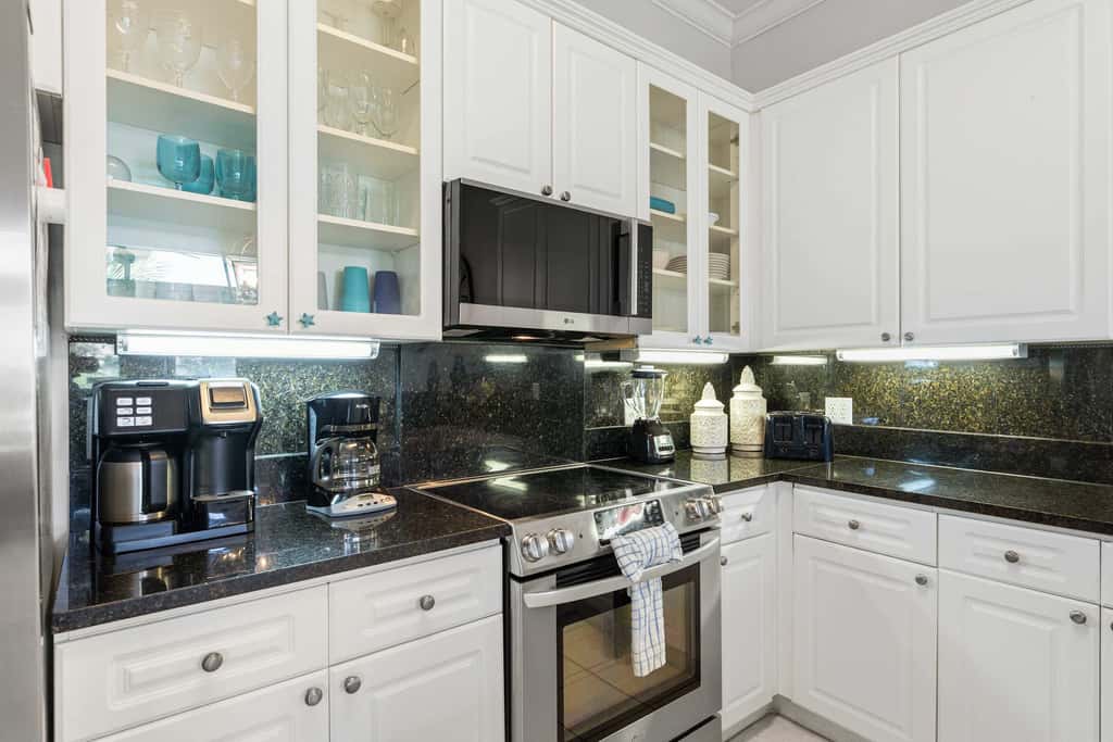 Lakefront condo with pool, pickleball, golf & private beach access