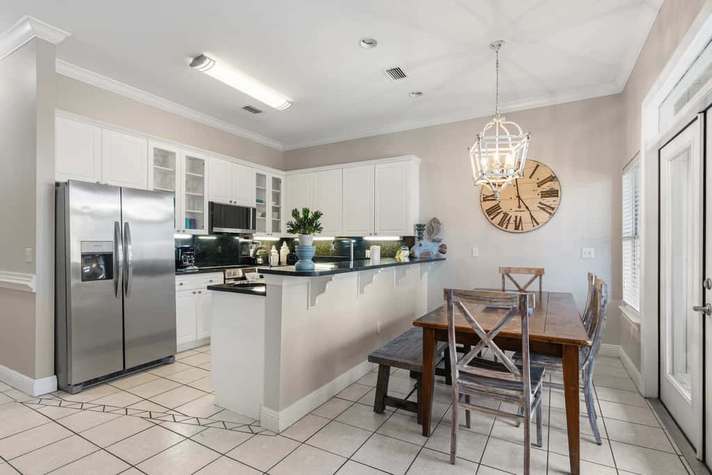 Lakefront condo with pool, pickleball, golf & private beach access