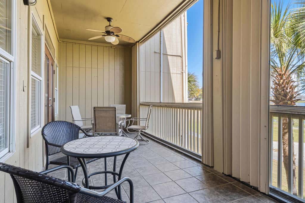 Lakefront condo with pool, pickleball, golf & private beach access