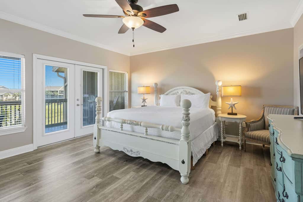 Lakefront condo with pool, pickleball, golf & private beach access