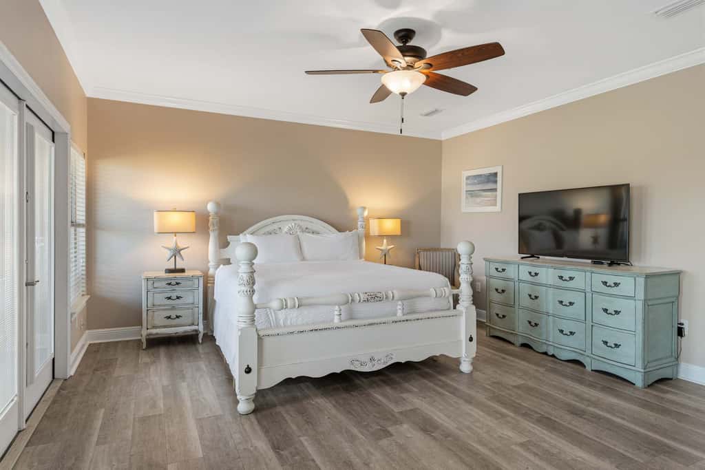 Lakefront condo with pool, pickleball, golf & private beach access