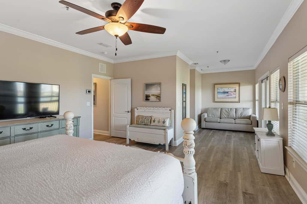 Lakefront condo with pool, pickleball, golf & private beach access
