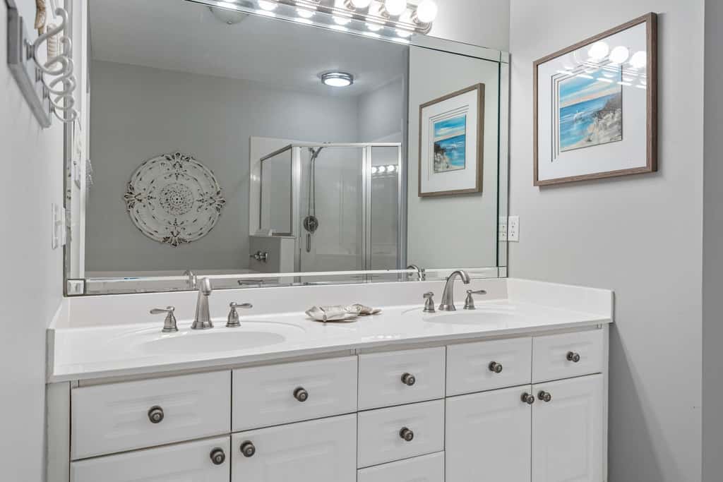 Lakefront condo with pool, pickleball, golf & private beach access