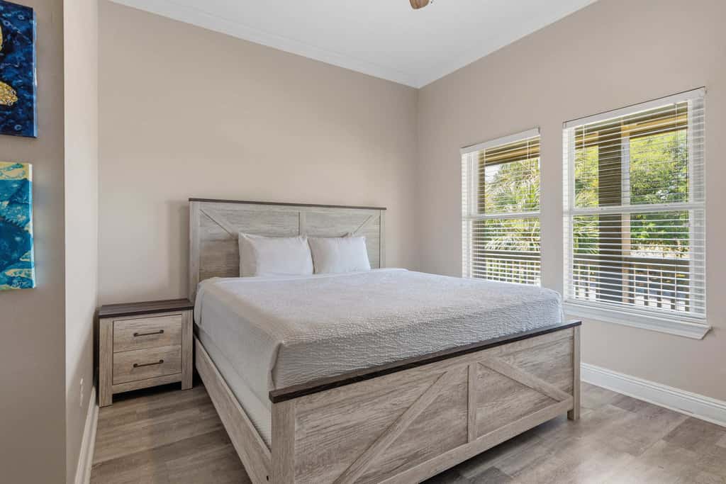 Lakefront condo with pool, pickleball, golf & private beach access