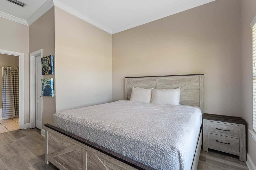 Lakefront condo with pool, pickleball, golf & private beach access