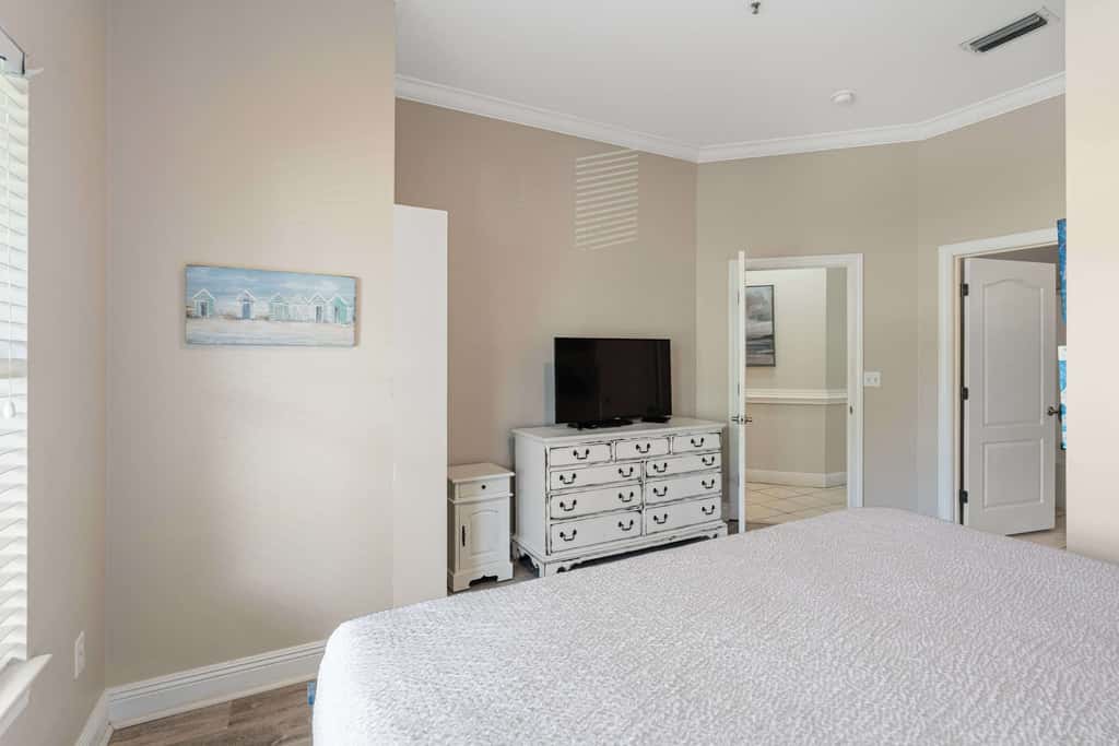 Lakefront condo with pool, pickleball, golf & private beach access