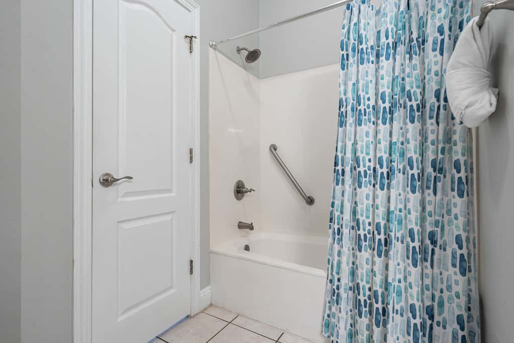 Lakefront condo with pool, pickleball, golf & private beach access