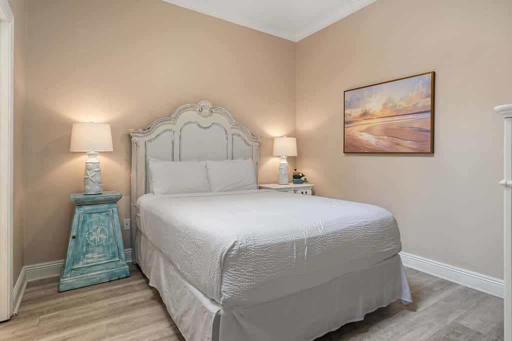 Lakefront condo with pool, pickleball, golf & private beach access