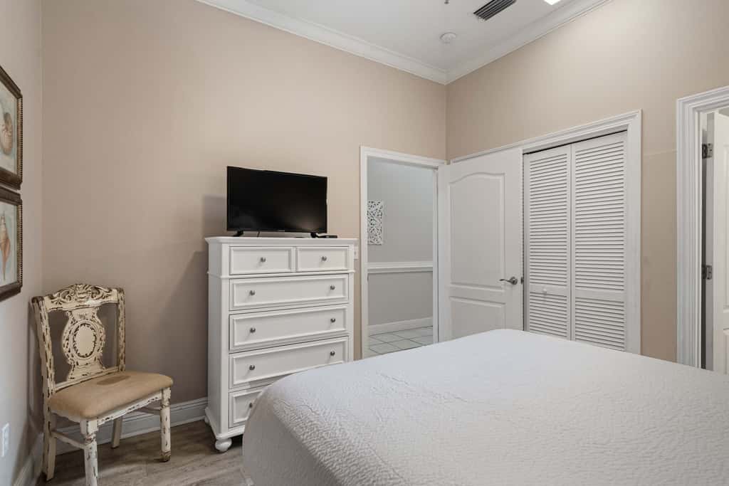 Lakefront condo with pool, pickleball, golf & private beach access