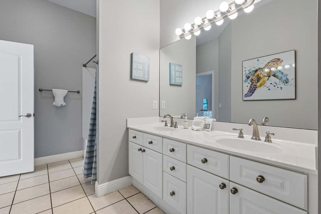 Lakefront condo with pool, pickleball, golf & private beach access