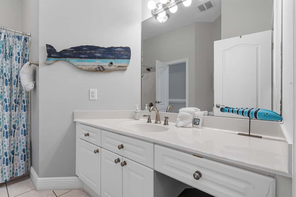 Lakefront condo with pool, pickleball, golf & private beach access