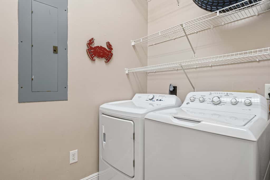 Lakefront condo with pool, pickleball, golf & private beach access