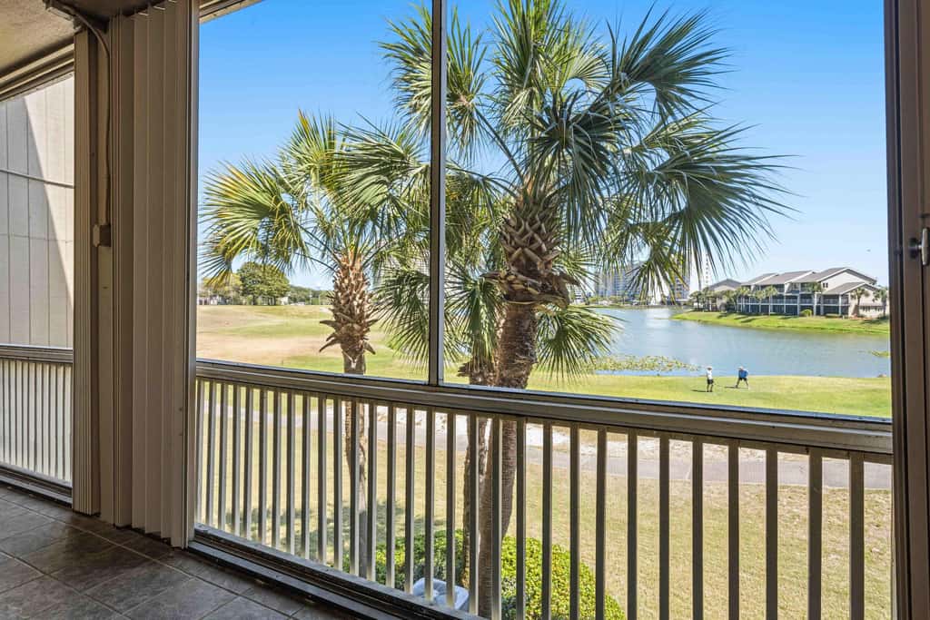 Lakefront condo with pool, pickleball, golf & private beach access